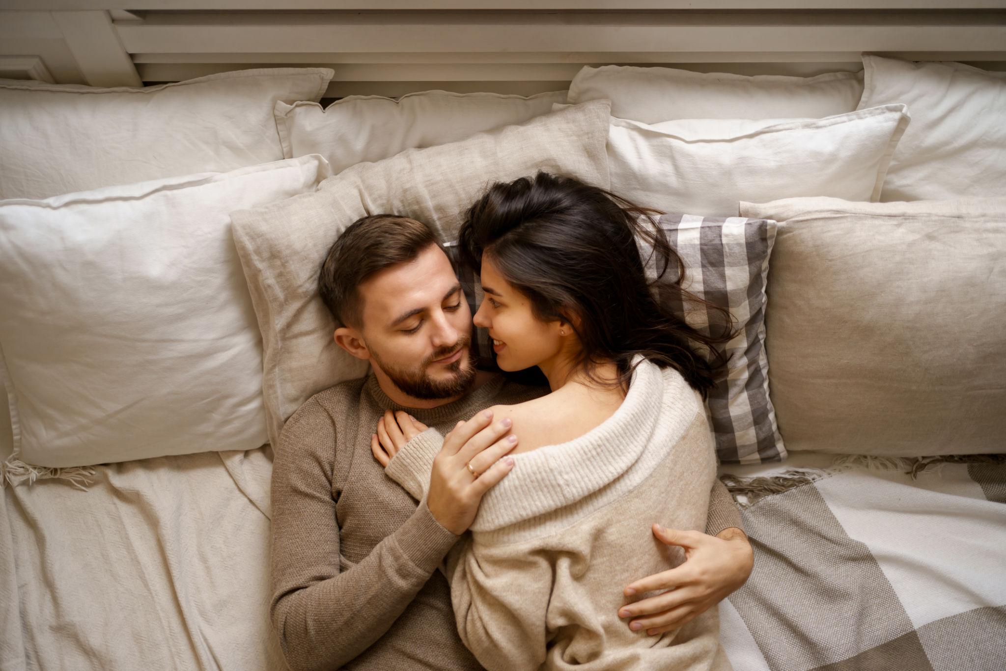 Paar entspannt sich nach dem Sex im Bett
